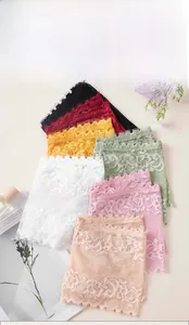 Gros plan sur la dentelle fine aux cils de plusieurs couleurs pour sous-vêtements