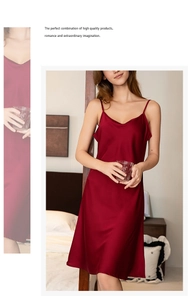 Vue détaillée du tissu satiné rouge vin et de l'encolure en V de la chemise de nuit