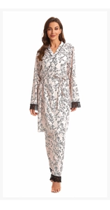 Détails d'un ensemble de pyjama floral pour femmes avec dentelle noire aux poignets