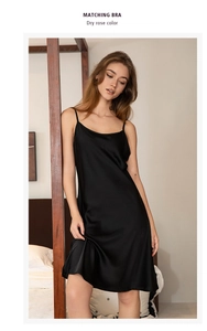 Vue détaillée d'une robe nuisette en satin noir avec bretelles fines et texture soie