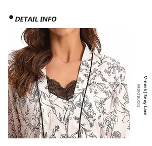 Détail du col en V avec bordure en dentelle noire et imprimé floral sur robe satin
