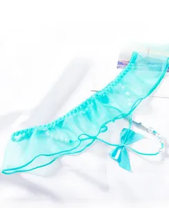 Détail de culotte en mesh transparent bleu clair avec volants et perles décoratives