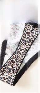 Détail du string léopard avec bordure en dentelle noire et entrejambe en tissu respirant