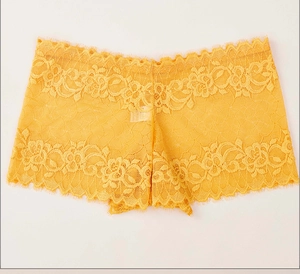 Vue détaillée de la dentelle florale jaune et des bords en dentelle cils du shorty femme