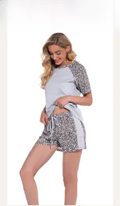 Kurzärmliges Schlafanzug-Set mit grauem Leopardenmuster-Top und Kordelzug-Shorts