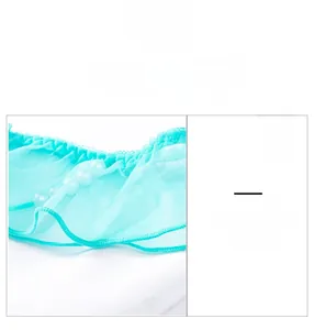 Détail d'un string en maille bleu clair avec de fins volants et des perles