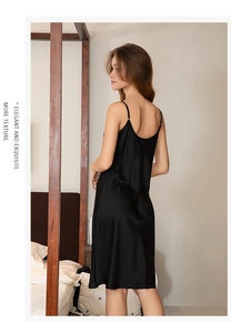 Nuisette élégante en satin noir avec dos nu et fines bretelles pour un look raffiné