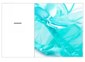 Vue macro détaillée du tissu en résille turquoise avec un nœud décoratif en satin soyeux