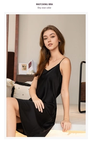 Détail de la robe nuisette en satin noir montrant la texture soyeuse et les fines bretelles