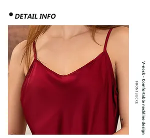 Détail d'un caraco en satin rouge avec un col en V confortable et une texture en soie délicate