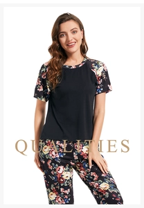 Detail eines floral bedruckten Pyjama-Sets mit Raglanärmeln und weichem Baumwollstoff