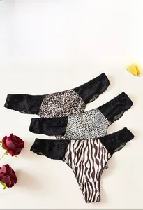 Détails de tangas en dentelle à motifs léopard et zèbre avec accessoires décoratifs