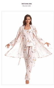 Détail d'un ensemble de pyjama trois pièces rose avec des motifs floraux fins