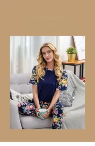 Detail von marineblauem Kurzarm-Pyjama-Oberteil mit Blumenbesatz und passender Blumenhose