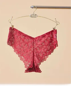 Gros plan sur la dentelle rouge vin aux motifs floraux détaillés sur la lingerie fine