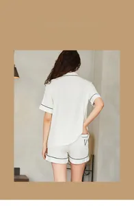 Détail du short de pyjama en modal côtelé avec bordure noire et broderie V