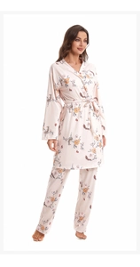 Détail d'un ensemble de pyjama 3 pièces en coton à fleurs avec peignoir et pantalon