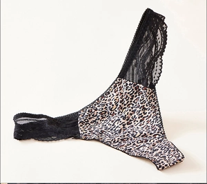 Détail d'un string imprimé léopard avec bordure en dentelle noire transparente et festons