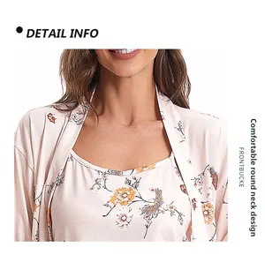 Gros plan du col rond confortable d'un ensemble de pyjama rose à motifs floraux élégants