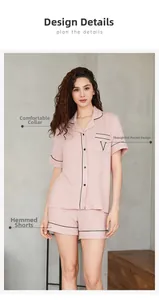 Détail du pyjama rose montrant le col à revers, la poche et les liserés contrastés