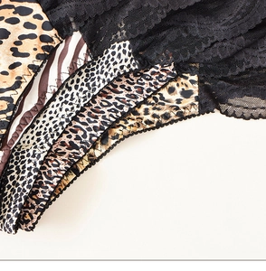 Gros plan détaillé sur l'imprimé léopard et la dentelle noire d'un string sexy taille basse