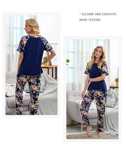 Detail von marineblauem Kurzarm-Oberteil und geblümter Hose für bequemes Pyjama-Set