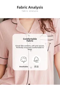 Détail du haut de pyjama rose en modal avec passepoil noir et broderie sur la poche