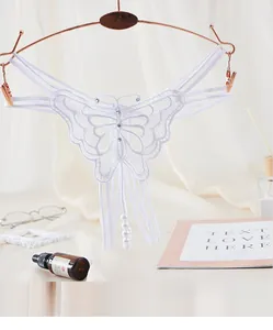String en dentelle blanche avec broderie papillon et accents de perles élégants