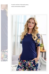 Detail eines geblümten Damen-Pyjama-Sets mit Kurzarm-Oberteil und Kordelzug-Hose