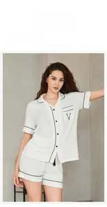 Détail de l'ensemble pyjama en modal côtelé avec passepoil contrasté et poche brodée