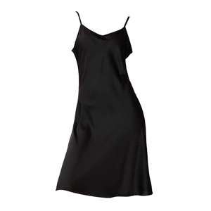 Robe nuisette minimaliste en satin noir avec fines bretelles et décolleté en V