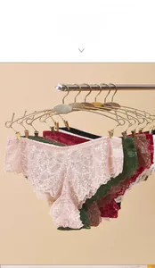 Gros plan de culottes en dentelle florale transparente en plusieurs coloris sur cintres