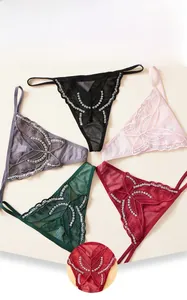 Vue détaillée de strings sexy en dentelle avec broderie papillon et paillettes en cinq couleurs