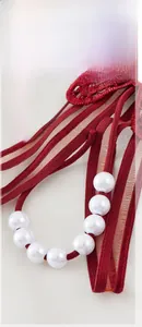 Détail d'un string en dentelle rouge avec maille délicate et perles blanches décoratives