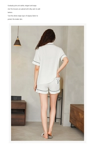 Vue arrière du pyjama en satin soyeux avec liseré noir et détail en V sur la poche