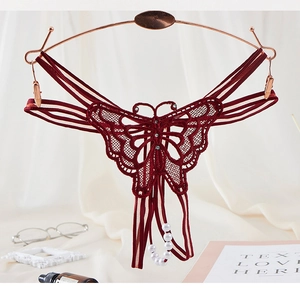 Broderie détaillée d'un grand papillon en dentelle et chaîne de perles sur string rouge