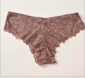 Vue détaillée à plat de sous-vêtements en dentelle brun-rouge avec motifs floraux délicats