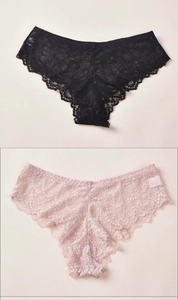 Vue détaillée de la texture en dentelle des culottes taille basse en noir et rose