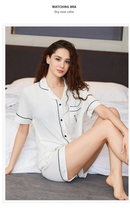 Détail du pyjama en modal côtelé avec passepoil contrasté et broderie de la lettre V