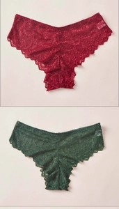 Détail de la dentelle florale et bords festonnés des culottes rouge et vert foncé