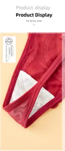 Vue macro d'une doublure en coton respirant et de dentelle rouge sur un string pour femme