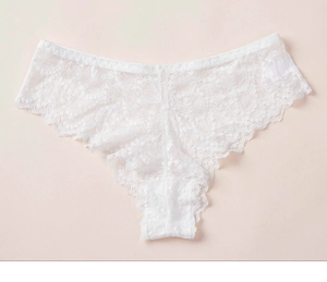 Gros plan sur une culotte en dentelle blanche transparente aux motifs floraux élégants