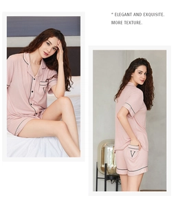 Pyjama en modal à rayures roses avec liseré contrasté et détail de lettre V sur poche