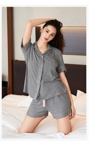 Détail du pyjama en coton modal côtelé avec passepoil rose et broderie sur la poche