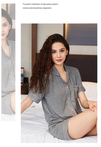 Détails d'un pyjama gris côtelé avec passepoil rose contrasté et fermeture boutonnée