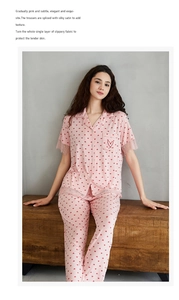 Nahaufnahme des rosa Modal-Schlafanzugs mit Herzprint und feinen Spitzenverzierungen