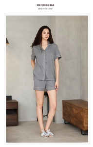 Détail de la texture rayée en coton modal et broderie V sur la poche poitrine du pyjama