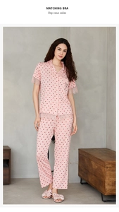 Details des Modal-Schlafanzugs in Dry Rose mit Herzprint und zarter Spitze