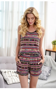 Detailaufnahme des Damen-Sommer-Loungewear-Sets mit buntem geometrischem Streifenmuster
