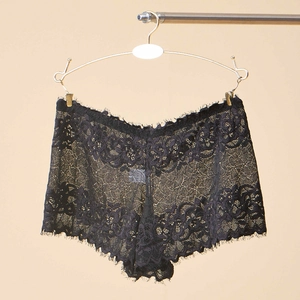 Shorty femme en dentelle florale noire transparente avec maille et bords en dentelle
